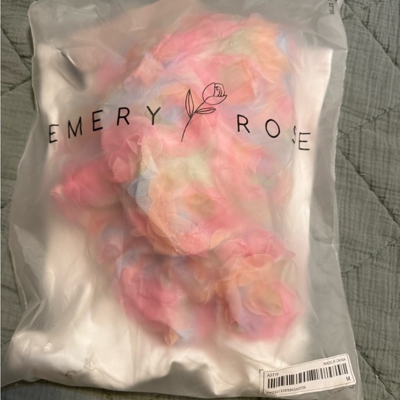 Emery Rose Clasi Floral Appliques Puff Sleeve Tee - Picture 3 of 3